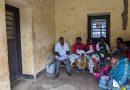 Gataraga-Rungu: Ukingira yifashishije ibibero bye ngo abana bahabwe inkingo, ibiro byose bifunze kubera abakozi batajya bikoza ku kazi na rimwe