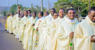 Kiliziya Gatolika: Irari ry’umubiri, gukenera gukunda no gukundwa zimwe mu mpamvu z’ingenzi zituma abapadiri biyambura ikanzu Kiliziya Gatolika: Irari ry’umubiri, gukenera gukunda no gukundwa zimwe mu mpamvu z’ingenzi zituma abapadiri biyambura ikanzu