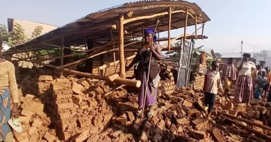 Musanze-Cyabararika: Hagaragagaye amashusho agaragaza Gitifu washenye inzu y’utishoboye ashyira iterabwoba ku munyamakuru Bizimana wa Isango  Star